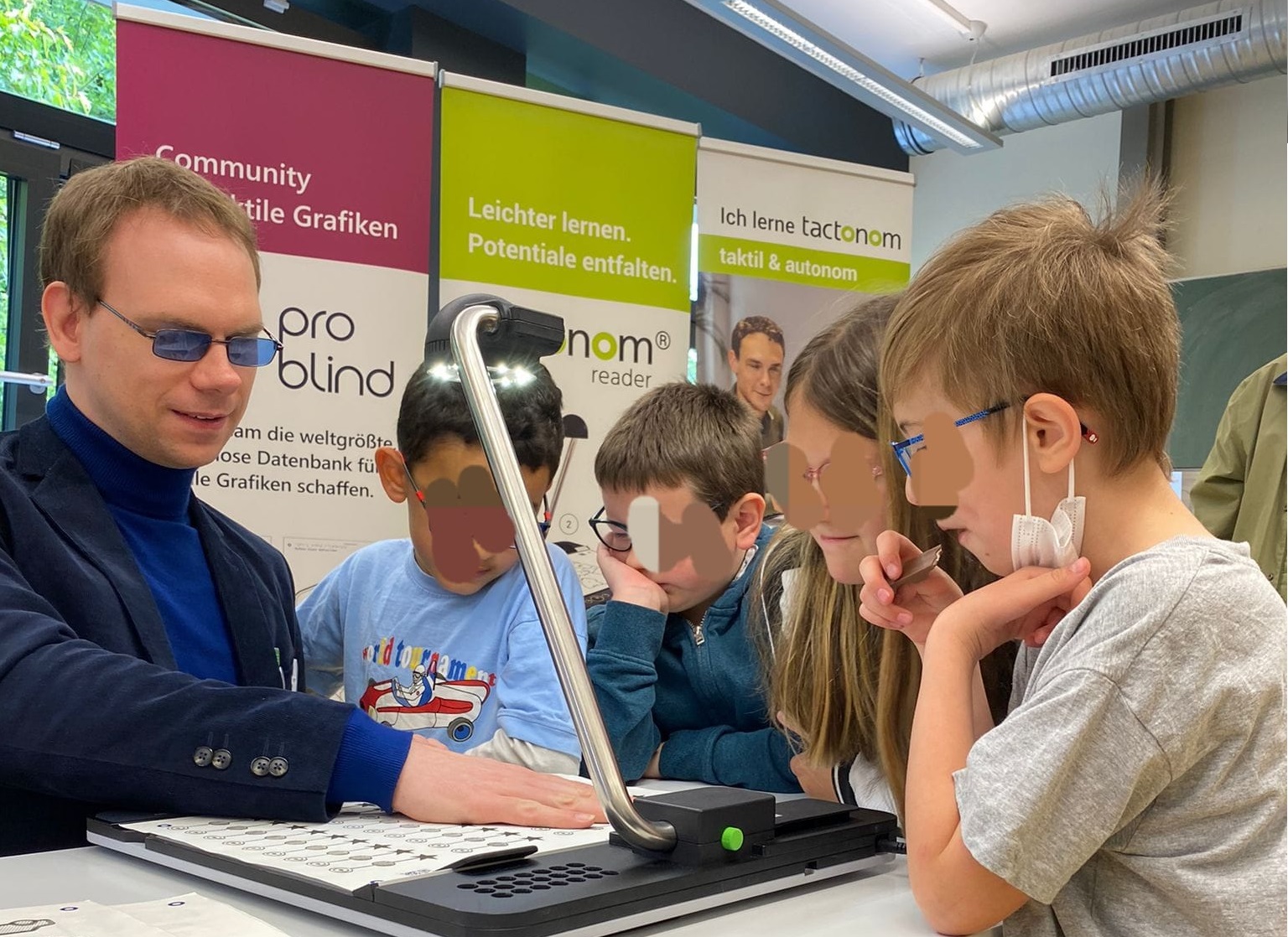 Sch%C3%BCler%20mit%20dem%20Tactonom%20Reader